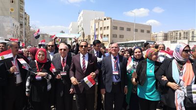 رئيس جامعة دمنهور يقود مسيرة لتحفيز المواطنين على الاستفتاء للدستور (صور)