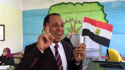 رئيس جامعة دمنهور يُدلي بصوته في التعديلات الدستورية بالبحيرة (صور)