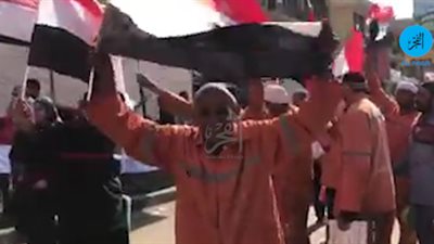 عمال النظافة يرقصون على الأغاني الوطنية أمام الجامعة العمالية في ثانِ أيام الاستفتاء (فيديو)