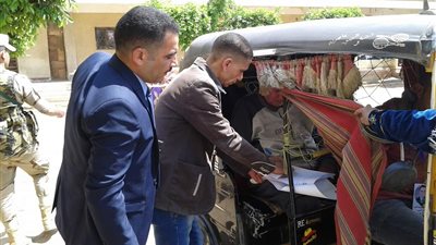 مريض يدلي بصوته داخل توك توك بلجنة ببنها في الاستفتاء 