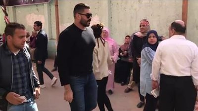 الفنان خالد سليم يشارك في الاستفتاء بالسيدة زينب (فيديو)