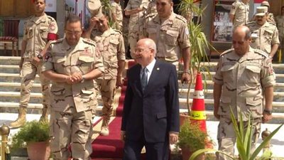 رئيس جامعة الزقازيق يزور مركز عمليات القوات المسلحة لمتابعة الاستفتاء