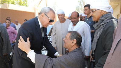 محافظ قنا يتابع عمليات التصويت علي التعديلات الدستورية بالمراكز الانتخابية (صور)