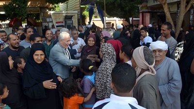 محافظ الأقصر يواصل جولاته لتفقد سير الاستفتاء لليوم الثاني.. وتزايد للمواطنين باللجان (صور)