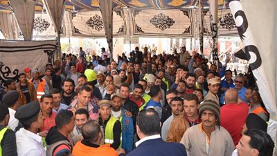 عمال المنطقة الصناعية يحتشدون بالآلاف على لجان الاستفتاء في الإسماعيلية (صور)