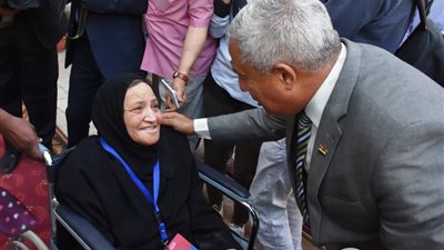 قائد قوات الدفاع الجوي ومحافظ أسوان يتابعان سير اللجان (فيديو)