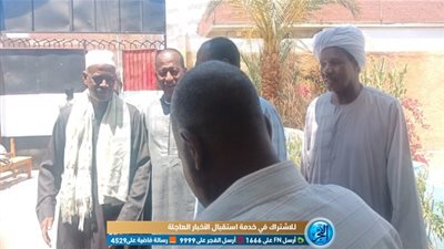 عضو مجلس النواب ونقيب المعلمين والمعلمون بأسوان  يحتشدون أمام اللجان للتصويت 