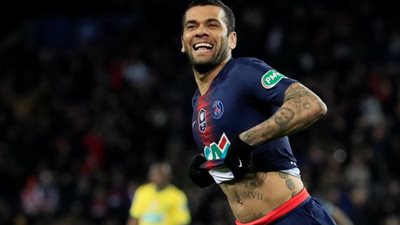 كيف أصبح داني ألفيس الأكثر تتويجا بالألقاب في تاريخ الكرة؟