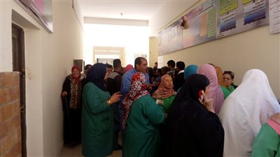  عمال العاشر من رمضان يشاركون في الاستفتاء على الدستور