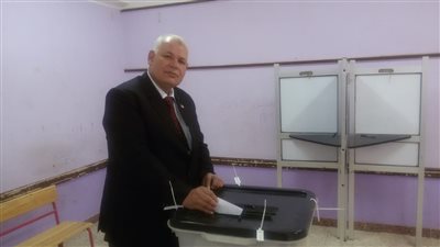 مدير التعليم الفني بالقليوبية يدلى بصوته فى الاستفتاء