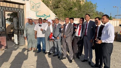 استمرار توافد العاملين بقطاع السياحة على اللجان الاستفتاء بالغردقة (صور) 