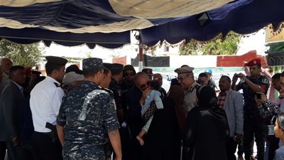 صور الأطفال مع محافظ البحر الأحمر تتصدر مشهد الاستفتاء 