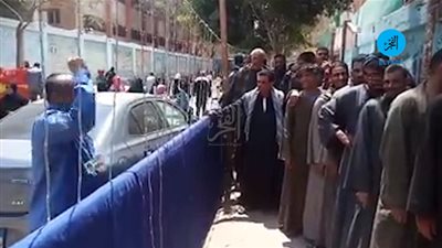 مواطن يهتف مع العمال الوافدين أمام مدرسة أحمد زويل بإمبابة (فيديو)