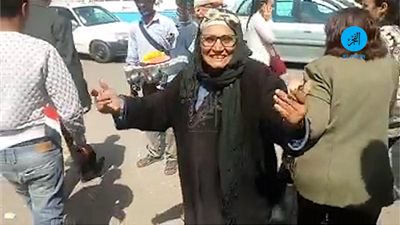 وصلة رقص وزغاريط لمسنة أمام لجنة بشبرا: السيسي دا زي القمر