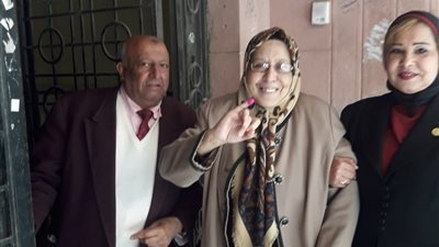 محافظة الإسكندرية تدفع بسيارة لنقل مسنة إلى لجنتها للمشاركة في الاستفتاء 