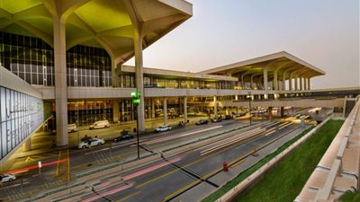 مطار الملك فهد الدولي يحذر المسافرين باتخاذ الحيطة والحذر
