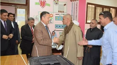 محافظ بني سويف يتفقد لجان الاستفتاء.. ويصافح الناخبين (صور)