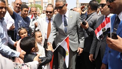 محافظ سوهاج يتفقد عدداً من لجان الاستفتاء.. ويشيد بوعي المرأة 