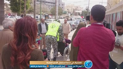 رجال الجيش والشرطة يساعدون كبار السن على الوصول للجان الاستفتاء بالإسكندرية (فيديو وصور)