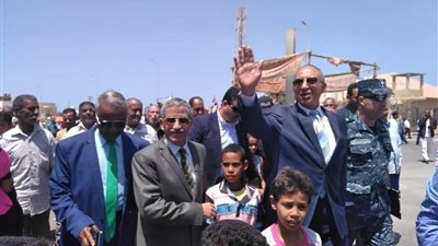 وسط هتافات تحيا مصر.. محافظ البحر الأحمر يقود مسيرة لحث المواطنين بالمشاركة في الاستفتاء بالقصير (صور) 