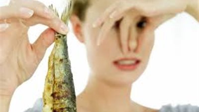 قبل شم النسيم 2019.. 3 حلول سريعة للتخلص من رائحة الرنجة في اليدين (فيديو)