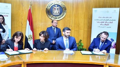 وزير الصناعة يشهد توقيع وثيقة لتشغيل الشباب في مصر 