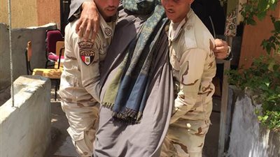 قوات الجيش والشرطة تساعد كبار السن وذوي الإعاقة للوصول للجان الاستفتاء بالدقهلية