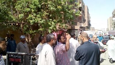 رئيس لجنة نصر بأسوان يساعد كبار السن ويحصل على تصويتهم في الاستفتاء خارج اللجنة