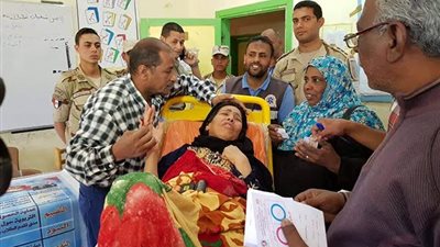 مريضة تذهب بسيارة إسعاف لتدلي بصوتها في الاستفتاء بأسوان