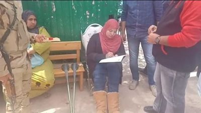 رئيس لجنة مدرسة صقر قريش بمدينة نصر يساعد قعيدة في المشاركة بالاستفتاء