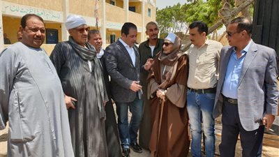 علاء عابد يهدي كبار السن بالصف من المشاركين في الاستفتاء 60 رحلة حج وعمرة 