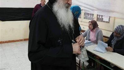 مطران طنطا وتوابعها يشارك في الاستفتاء على الدستور (صور)