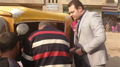 رئيس لجنة بالنخاس في الشرقية يخرج لمسن لمساعدته على التصويت في الاستفتاء