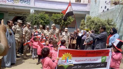 قائد سلاح مدفعية الرئاسة يتفقد لجان الاستفتاء بالباجور في المنوفية (صور)