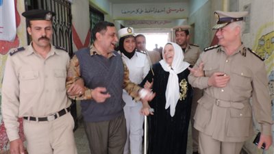 رجال الشرطة والقضاة يساعدون المرضى وكبار السن بلجان القليوبية (صور)
