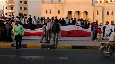 على أنغام الأغاني الوطنية.. أهالي الغردقة يحتفلون بميدان عبدالمنعم رياض (صور) 