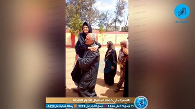 شاهد.. مواطن يحمل سيدة مُسنة للإدلاء بصوتها في لجنة بالشرقية (فيديو)