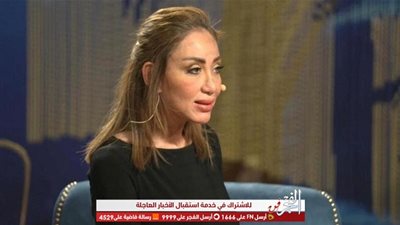 ريهام سعيد بصحبة ابنها لحظة الإدلاء بصوتها في استفتاء الدستور (صور)