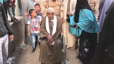 أمن الفيوم تخصص أفراد شرطة كراسي متحركة لمساعدة المرضى وكبار السن وذوى الاحتياجات الخاصة للإدلاء بأصواتهم (صور)