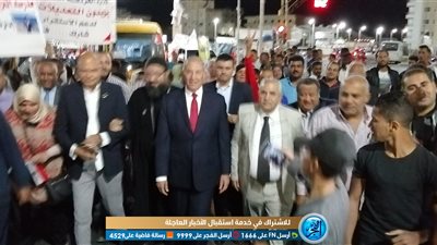 محافظ البحر الأحمر يقود مسيرة مترجلا لحث المواطنين بالمشاركة في الاستفتاء (فيديو)