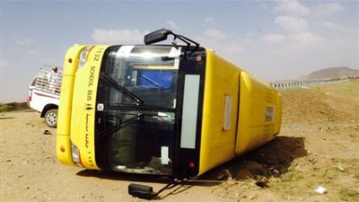 بالأسماء.. إصابة 8 أشخاص فى انقلاب حافلة بطريق شرق العوينات