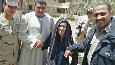 مسنه ومريضة بالفيوم تدلى بصوتها في الأستفتاء.. وتؤكد: نزلت حبًا في السيسى ومصر (صور)