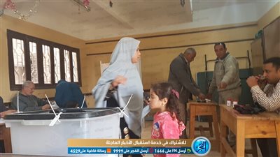 في لفته انسانية قاضى لجنة المعهد الأزهري بطبهار يساعد الناخبين على معرفة لجنتهم بتليفونة الشخصي (فيديو)