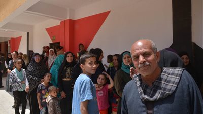 محافظ أسيوط: اقبال جماهيري على لجان الاستفتاء بقرى صدفا (صور)