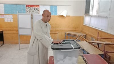 نائب بالقرنة يدلي بصوته في الاستفتاء على الدستور  بالأقصر (صور)