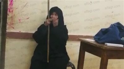 عجوز أسيوطية ترقص بعكازها وتصوت بـ