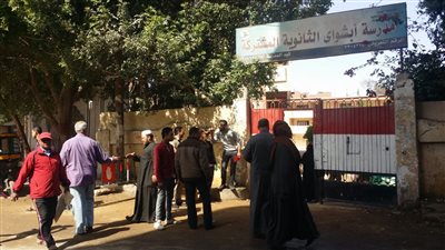 إقبال شديد على لجنة مدرسة أبشواى الثانوية بالفيوم للإدلاء بأصواتهم فى التعديلات الدستورية (صور)