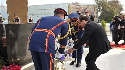 السيسي يضع إكليلا من الزهور على النصب التذكاري للجندي (صور) 