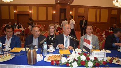 محافظ البحر الأحمر ورئيس المجلس النيابي الصربي يبحثان إقامة اليوم الثقافى الصربى المصرى بمدينة الغردقة 