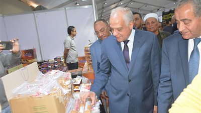 وزير التموين ومحافظ الجيزة يفتتحان معرض 